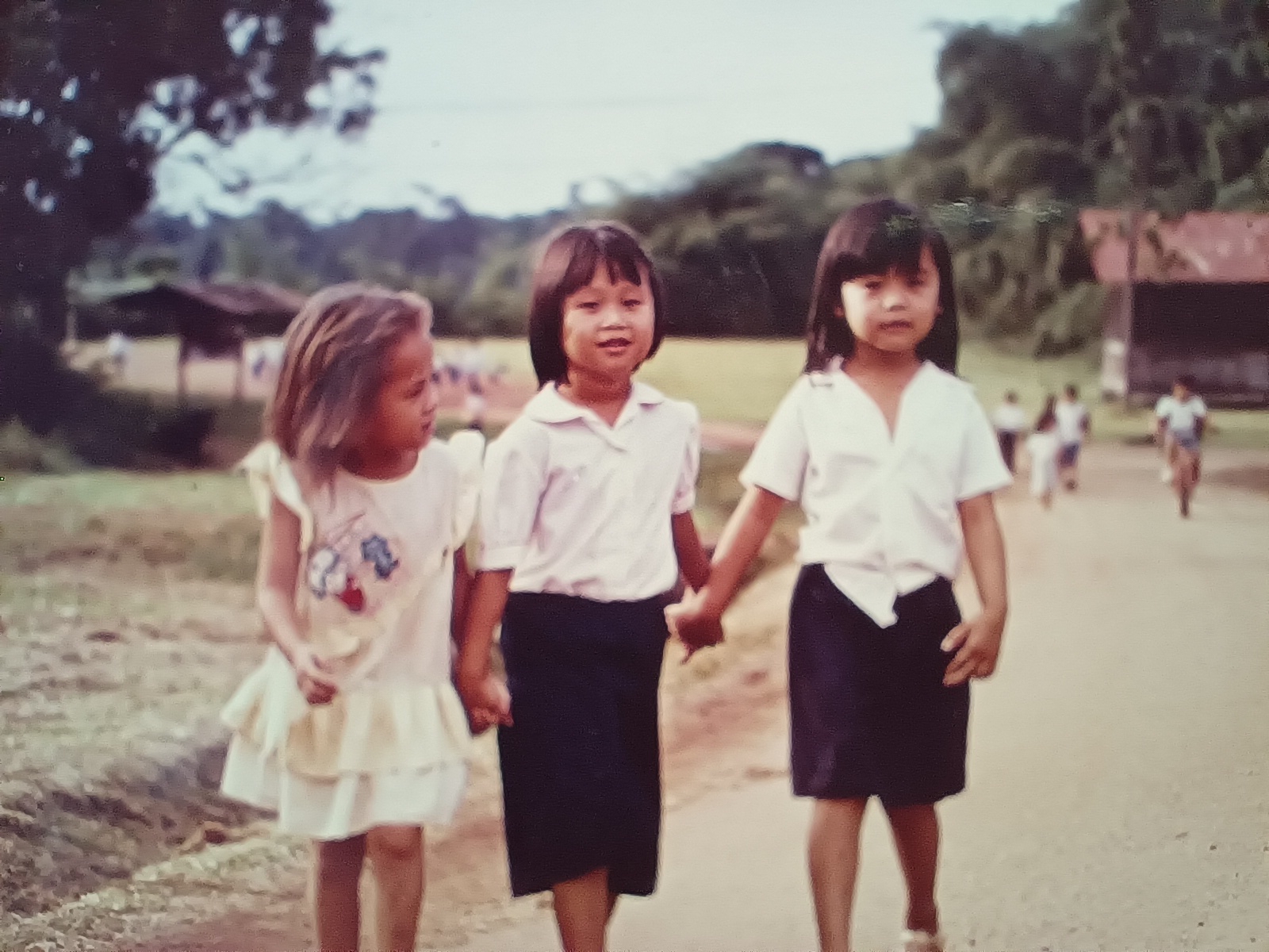 Trois petites écolières à Cacao, en Guyane...